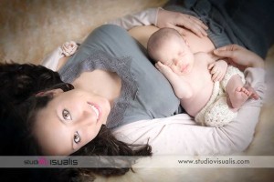 Ritratto di mamma e neonata a letto
