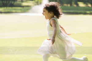 Bambina contenta corre nel parco in Primavera