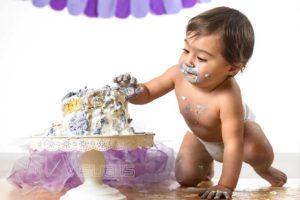 Bambina distrugge torta di Smash the Cake